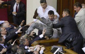 بالفيديو.. عراك واشتباكات في اول جلسة للدورة (9) لبرلمان أوكرانيا