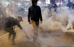 شرطة هونج كونج تطلق الغاز المسيل للدموع لتفريق الاحتجاجات
