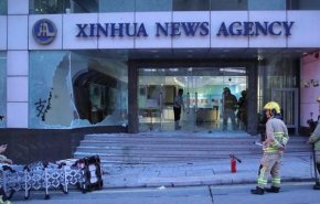 حمله معترضان هنگ‌کنگی به دفتر خبرگزاری چینی «شینهوا»
