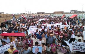 يمنيون يتظاهرون ضد الإمارات بسقطرى ويتهمونها بنشر الفوضى