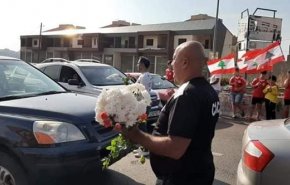 لبنان .. حواجز محبة وتوزيع ورود على المارة (صور)