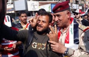 فرمانده بلندپایه عراقی در جمع معترضان بغداد حاضر شد + تصاویر
