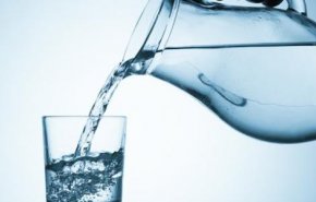 هل شرب المياه  'على الريق' أكثر فائدة للجسم؟