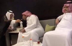 هل أطاحت 'سيجارة قطرية' بأحد أبرز سفراء السعودية؟