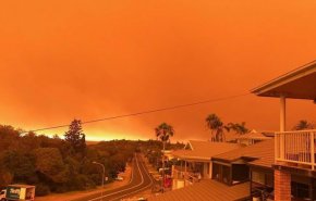 شاهد..حرائق الغابات تصبغ سماء استراليا باللون الأحمر