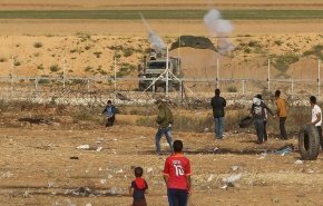 شبان فلسطينيون يحطمون بوابة إسرائيلية جنوب غزة