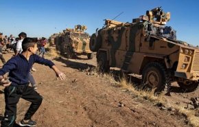 اعتراض به کاروان نظامی ترکیه با سنگ و تخم‌مرغ در شمال سوریه + فیلم
