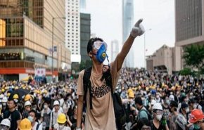 بالفيديو.. محتج يحرق رجلا خالفه في احتجاجات هونغ كونغ