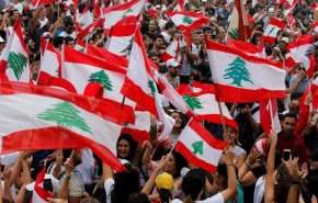 المحتجون يهتفون امام مصرف لبنان بشعارات ضد سلامة
