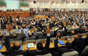 البرلمان الجزائري يصادق بالأغلبية على قانون المحروقات المثير للجدل