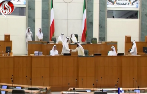 شاهد...رئيس مجلس الوزراء الكويتي يقدم استقالته والامير يقبلها 