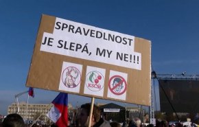 بالفيديو.. مطالبات من رئيس الوزراء التشيكي التخلي عن التربح أو ترك منصبه
