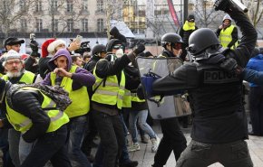 الأمن الفرنسي يشتبك مع المتظاهرين في باريس
