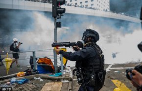 شرطة هونغ كونغ تهدد باستخدام الرصاص الحي