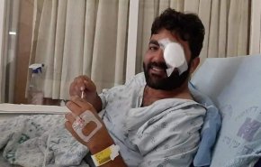 بالصور... الصحفي معاذ عمارنة يخضع لعملية عقب اصابته برصاص الإحتلال 