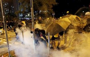 شرطة دومينيكا تطلق الغاز المسيل للدموع لتفريق المتظاهرين 
