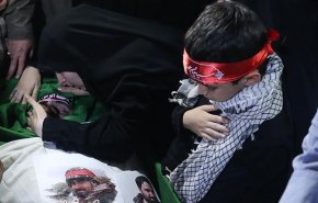  مداحی جانسوز فرزند خردسال شهید اغتشاشات تهران بر بالای پیکر پدر+فیلم 