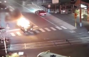 رجل شجاع يخاطر بنفسه لإنقاذ شخص انفجرت سيارته + فيديو