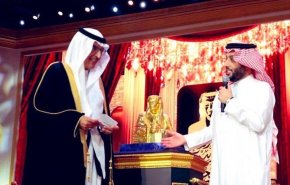 فيديو: تركي آل الشيخ يهدي أميرا تمثالا بـ6 ملايين دولار