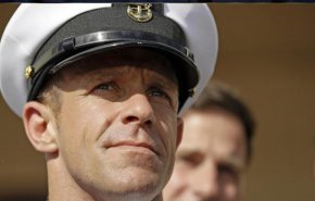 البحرية الامريكية تتحدى ترامب وتواصل جهودها لطرد ‘غالاغر’