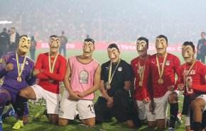 لاعبو مصر يكشفون قصة ظهورهم بقناع 