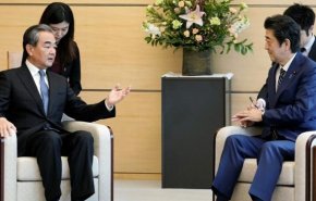 وزیر خارجه چین بعد از دیدار با «آبه»: هنگ‌کنگ بخشی از چین باقی می‌ماند
