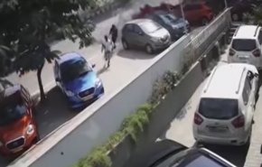 فيديو مروع..سقوط سيارة من فوق الجسر على رؤوس المارة