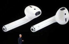 مخادع يشعل الإنترنت بسماعات AirPods مزيفة