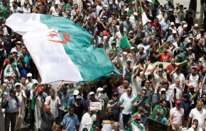 الشعب الجزائري يطالب بالافراج عن معتقلي الرأي