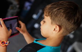 عواقب صادمة لإدمان الأطفال على الهواتف الذكية 