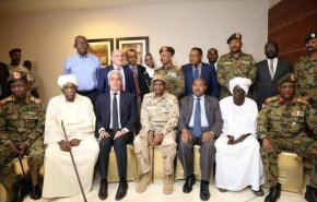 السلطات السودانية تقرر حلّ حزب البشير والأخير يدين القرار

