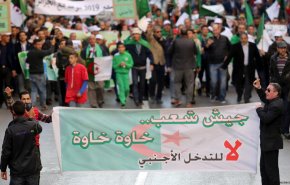 شعارات منددة بتدخل البرلمان الأوروبي في الشؤون الداخلية للجزائر