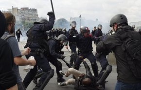 برخورد خشونت آمیز پلیس با معترضان در شهر مارسی فرانسه + فیلم