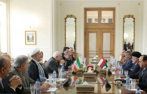 ظریف در دیدار وزیر خارجه عمان: از هر ابتکاری برای کاهش تنش در منطقه استقبال می‌کنیم
