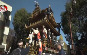 اليابان : مشاركة الآلاف بالمهرجان السنوي لديانة البلاد القديمة
