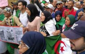 استمرار تظاهرات الجزائر ضد رموز النظام السابق
