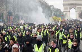 شاهد: آلاف المتظاهرين يثورون ضد اصلاحات الرئيس الفرنسي