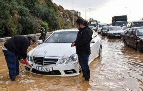 لبنان.. الأمطار الغزيرة تحول الشوارع الى برك +فيديو