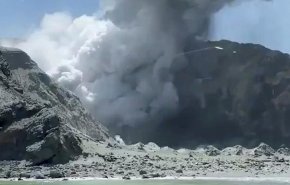 شرطة نيوزيلندا: لم يبق ناجون في الجزيرة التي هزها البركان