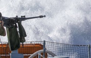 الاحتلال يستهدف زوارق الصيادين قبالة شاطئ غزة
