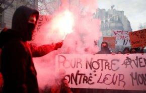 حضور صدها هزار نفری مردم فرانسه در خیابان علیه سیاست‌های ماکرون
