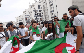 الشارع الجزائري بين مؤيد ومعارض للإنتخابات الرئاسية