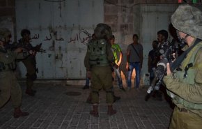 الاحتلال يعتقل فلسطينيين من القدس بزعم تهريب سلاح