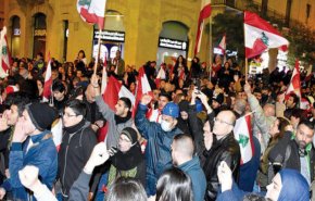 هتافات ضد اعادة سعد الحريري في مظاهرات بيروت