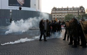الشرطة الفرنسية تطلق الغاز المسيل للدموع على متظاهرين