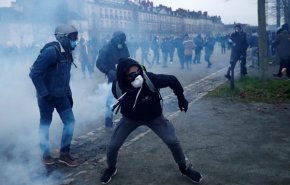پلیس فرانسه علیه معترضان ماکرون از گاز اشک‌آور استفاده کرد + فیلم 