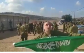 بالفيديو.. جندي صهيوني يرفع العلم السعودي!