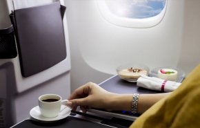 تعويض لمن تسقط عليه قهوة في الطائرة!