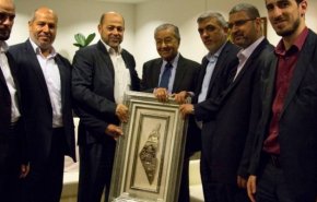 رئيس الوزراء الماليزي يستقبل وفداً من حركة حماس 
