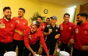 احتفال لاعبي 'برسبوليس' بعيد ميلاد زميلهم العراقي بشار رسن